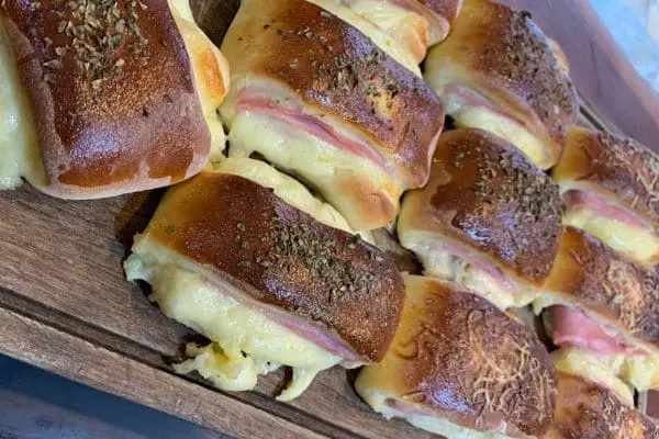 Joelho-de-Presunto-e-Queijo-Delicioso-Salgado-que-Derrete-na-Boca